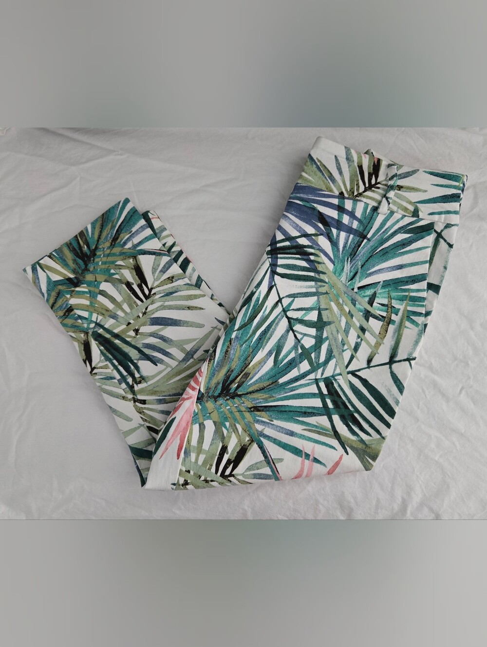 Bella Rose Crops/Capris  Sz Medium Tropical Leaf Print Pull On Stretch